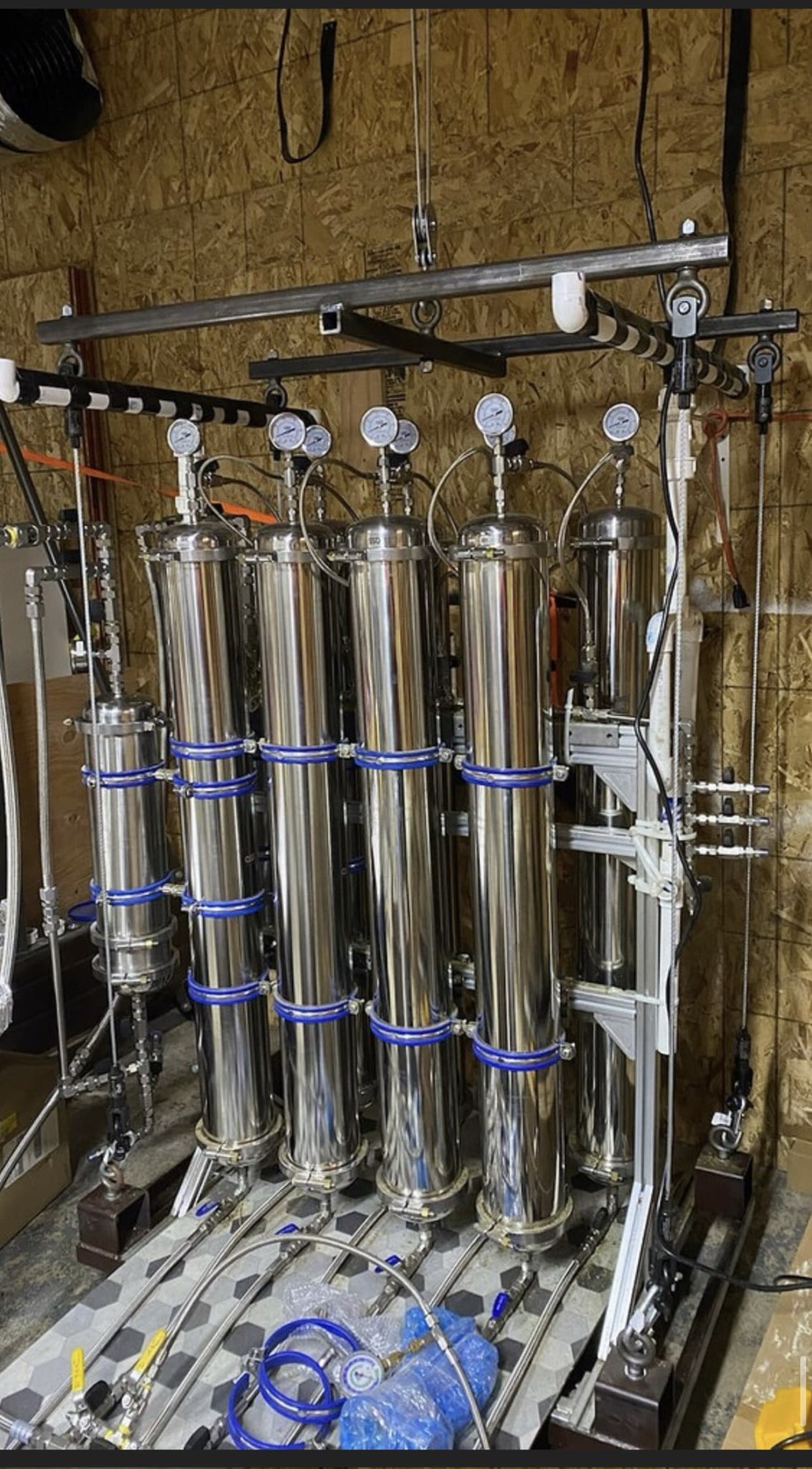 Professional extraction lab - multi-column stainless steel rack system